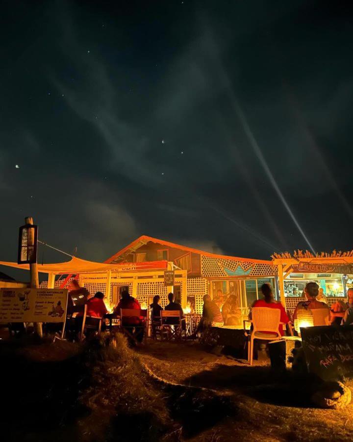 קאבו פולוניו Lobo Hostel Bar מראה חיצוני תמונה